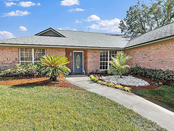 3rd image of 11823 Coastal Ln W