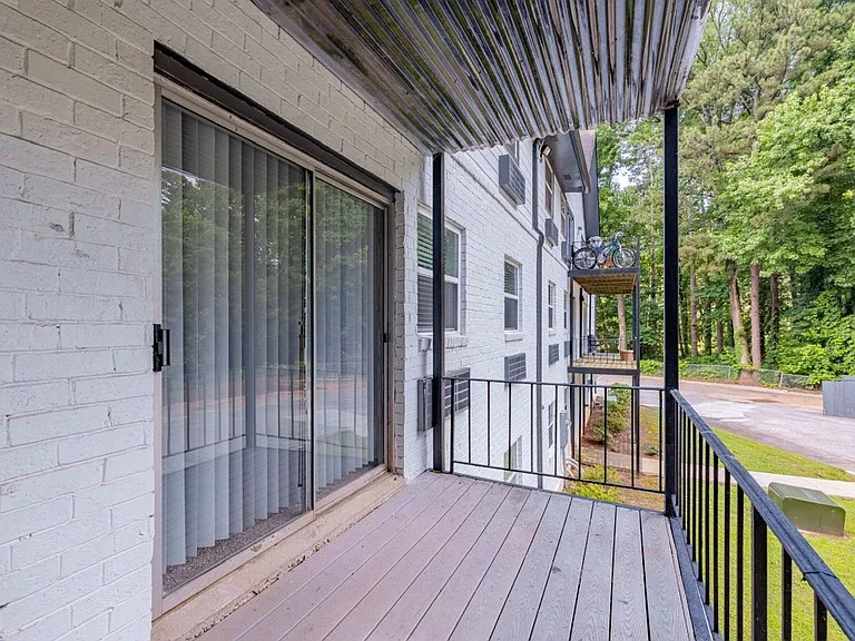 Modern Living in the Heart of Northlake — Photo 67