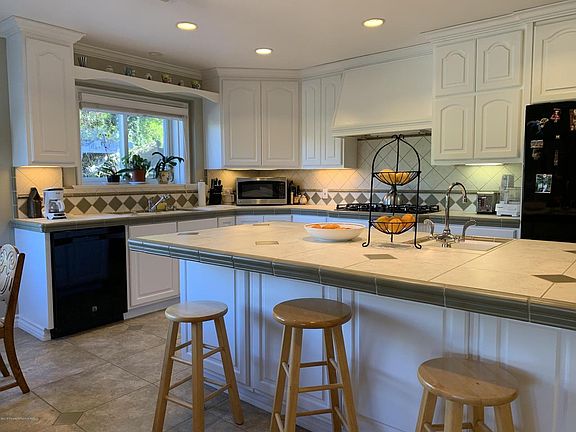 4th image of 571 Garden Ln