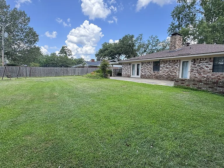 102 River Oaks Dr — Photo 3