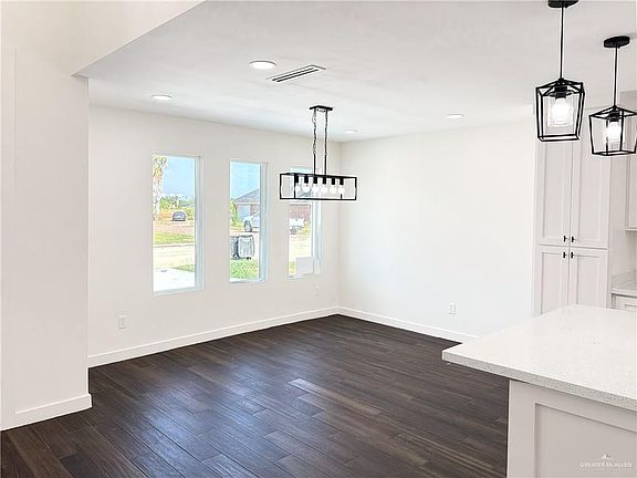 5th image of 921 Annabelle St