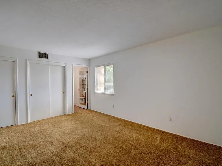 931 Country Club Dr SE #J — Photo 7