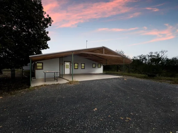 1529 County Road 4513, Hondo, TX 78861