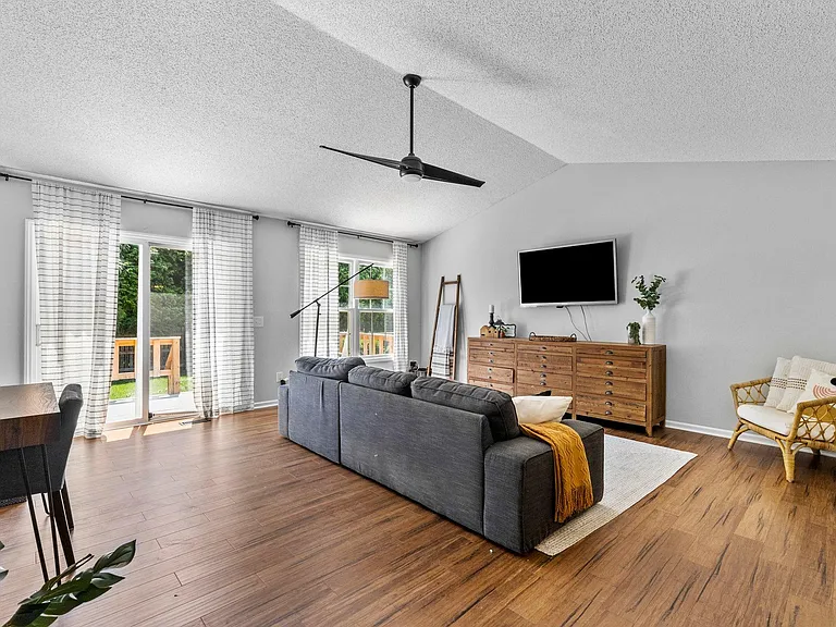 1380 Monticello Dr — Photo 3