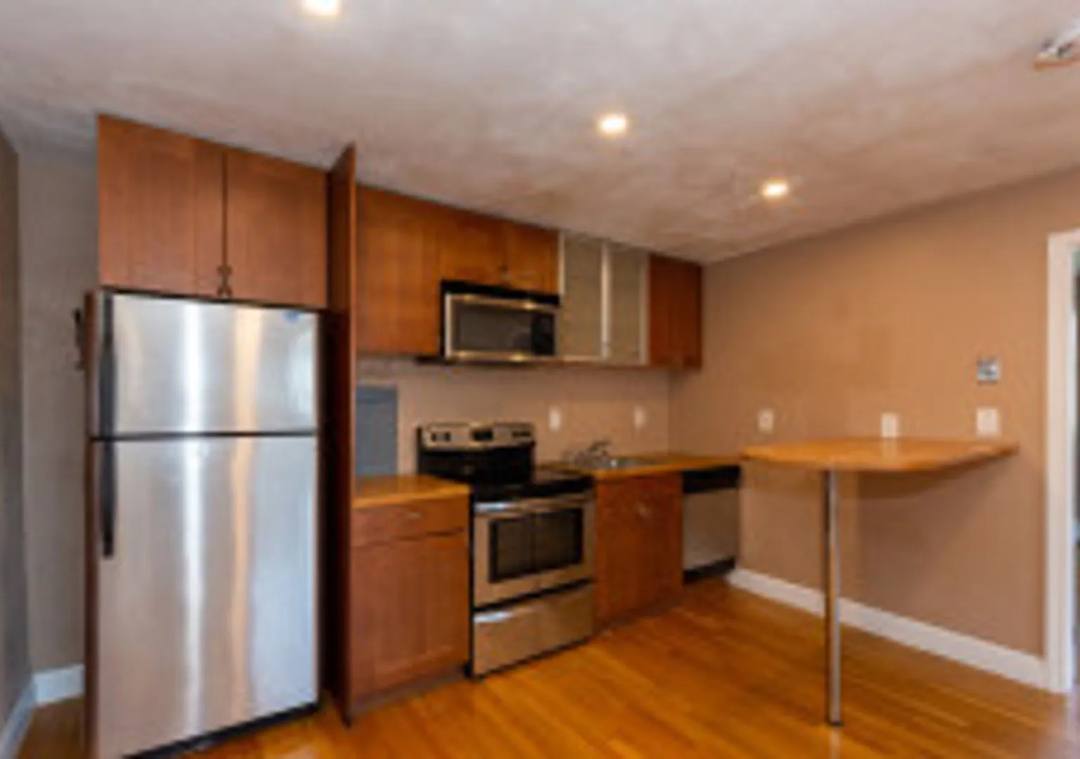 Sunny Renovated 1 Bed Near Harvard Ave Heat & Hot Water Included, No Broker Fee! — Photo 1