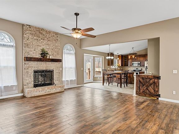 View toward kitchen & breakfast room