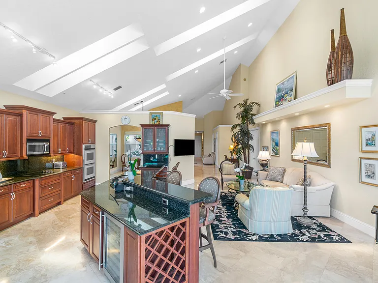 16850 Colchester Ct — Photo 12
