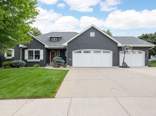 4702 Holly Cir NE, Cedar Rapids, IA 52411