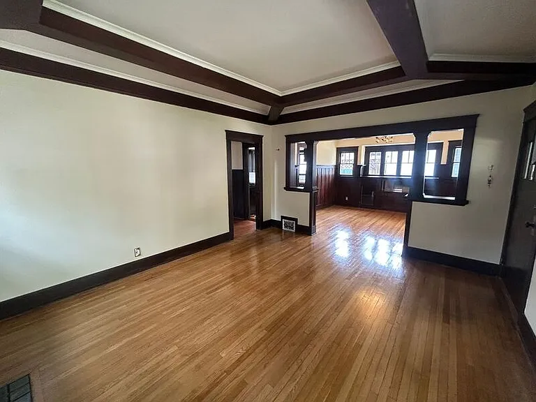 514 E Howard St — Photo 4