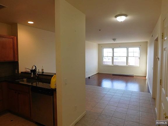 4th image of 380-382 Anderson Ave #2E
