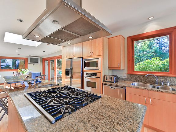 5th image of 170 Highview Pl