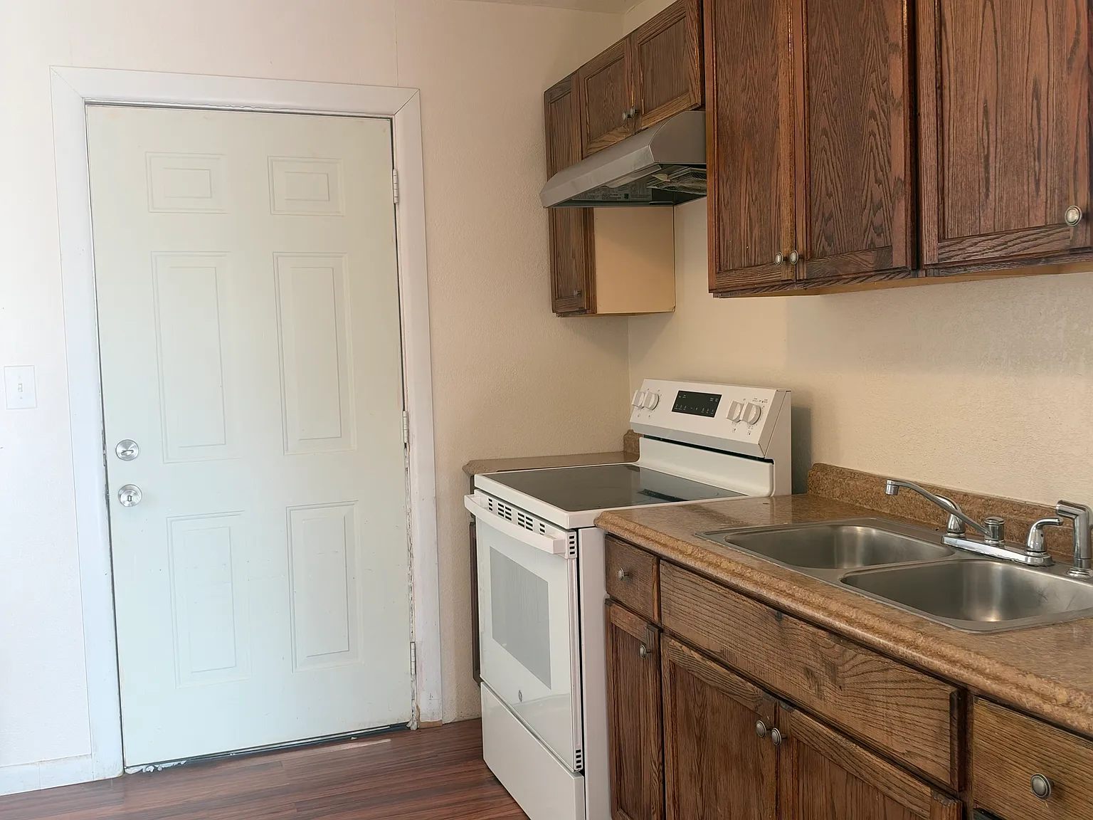 2 bed, 700 sqft, $900 — Photo 1