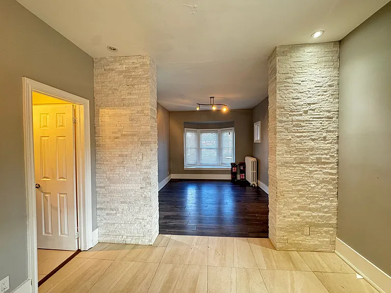 974 King St E #2 — Photo 11