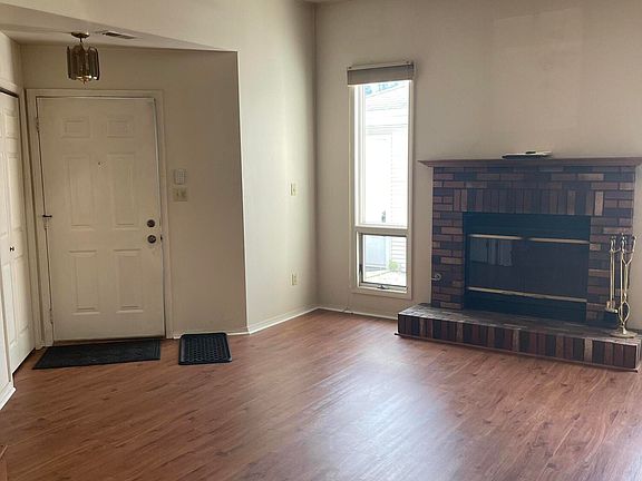 5th image of 424 Deerpath Dr W