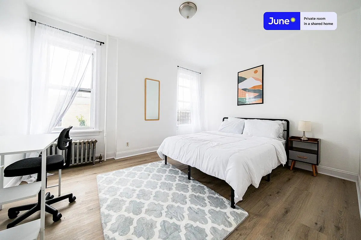 Queen bedroom in 4 bed/1 bath home in Sunset Park #1876 A — Photo 1