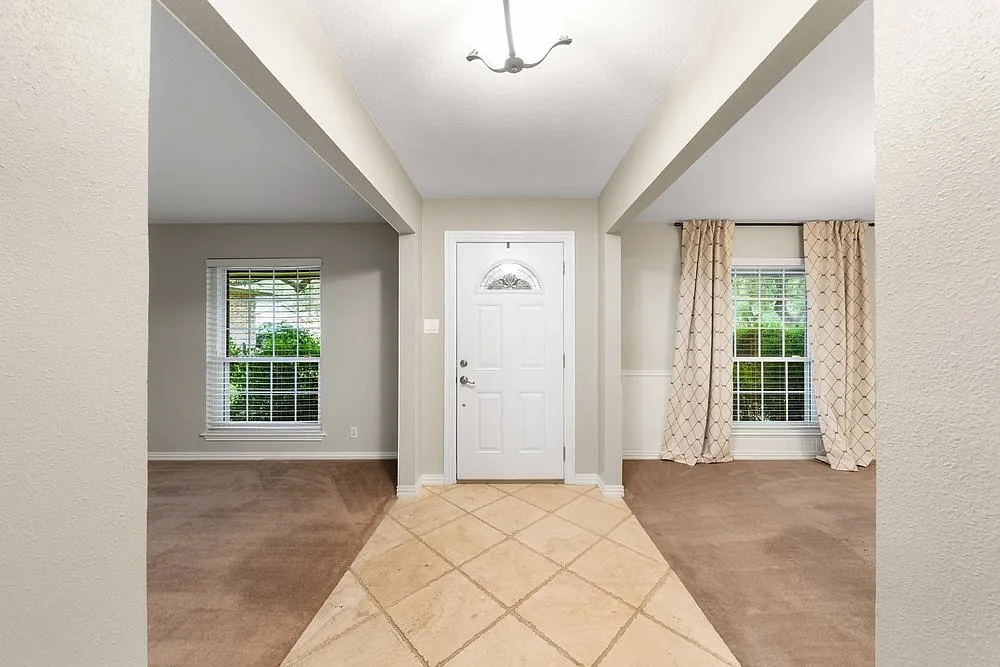 Elegant 4-Bed Home with Designer Upgrades, Spacious Yard & Top-Tier Comforts 15103 Mule Tree, San... — Photo 4