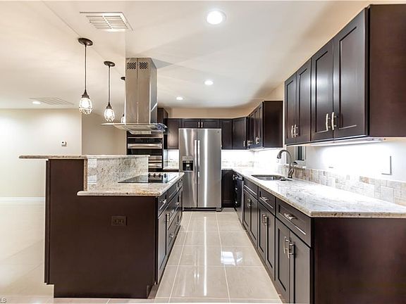 3rd image of 516 SE 20th Pl