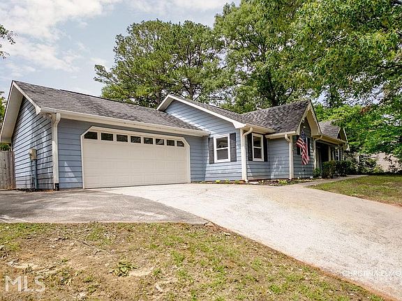 3rd image of 118 Crestwood Cir