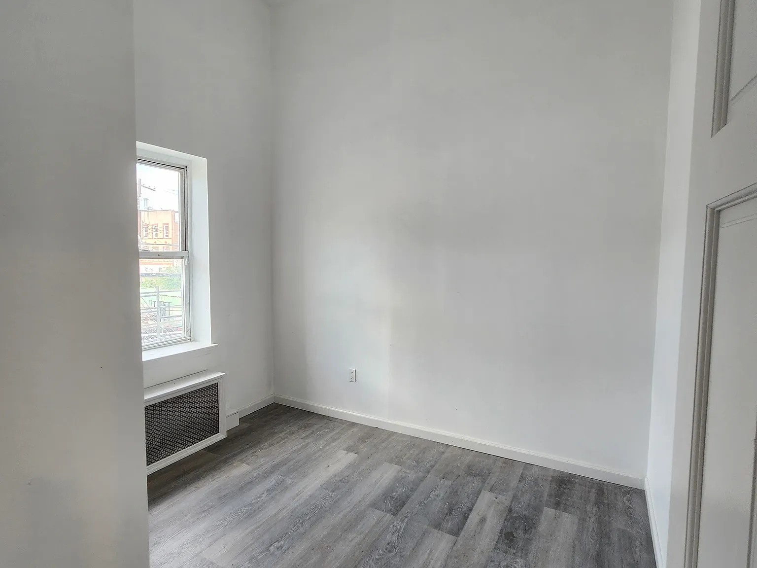 3 bed, 1100 sqft, $3,400 — Photo 3
