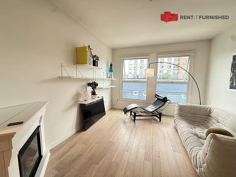 626 Alexander St — Photo 4
