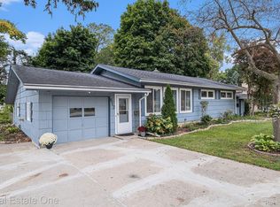 617 Forest Dr, Fenton, MI 48430