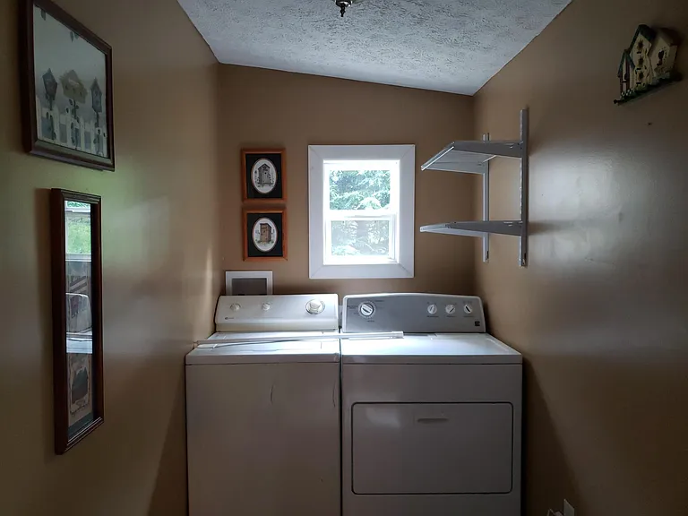 Laundry room w /appliances