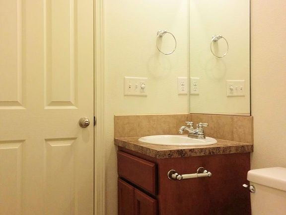 Main Floor Full-Sized Bathroom