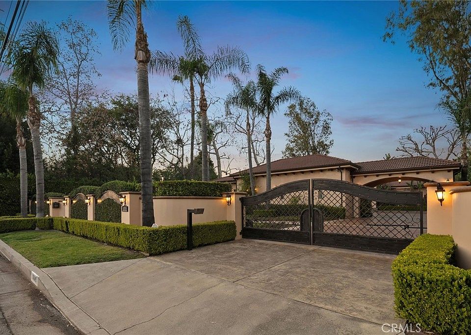 1st image of 13845 Magnolia Blvd
