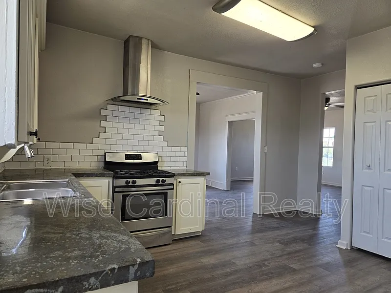 3 bed, 1.0 bath, 1445 sqft, $1,325 — Photo 3