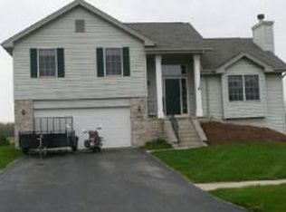 1018 Shadow Wood Dr, Byron, IL 61010