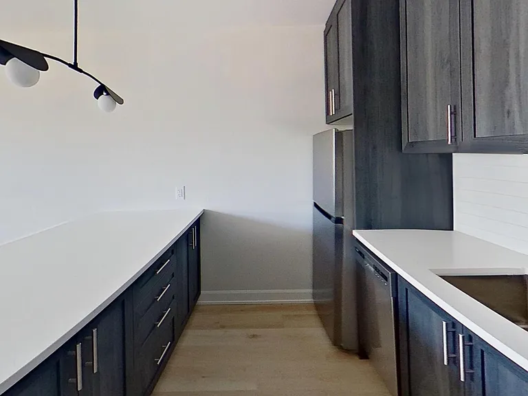 658 Somerset St W — Photo 21