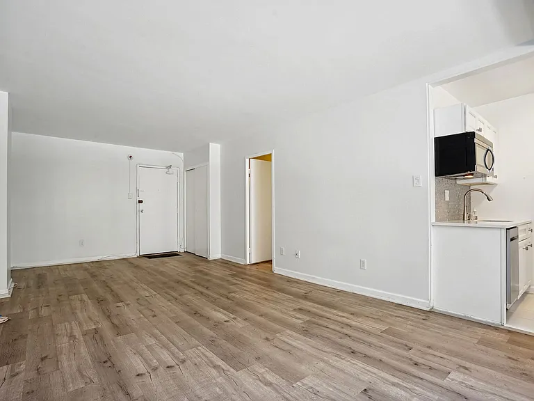 940 25th St NW #107 — Photo 8