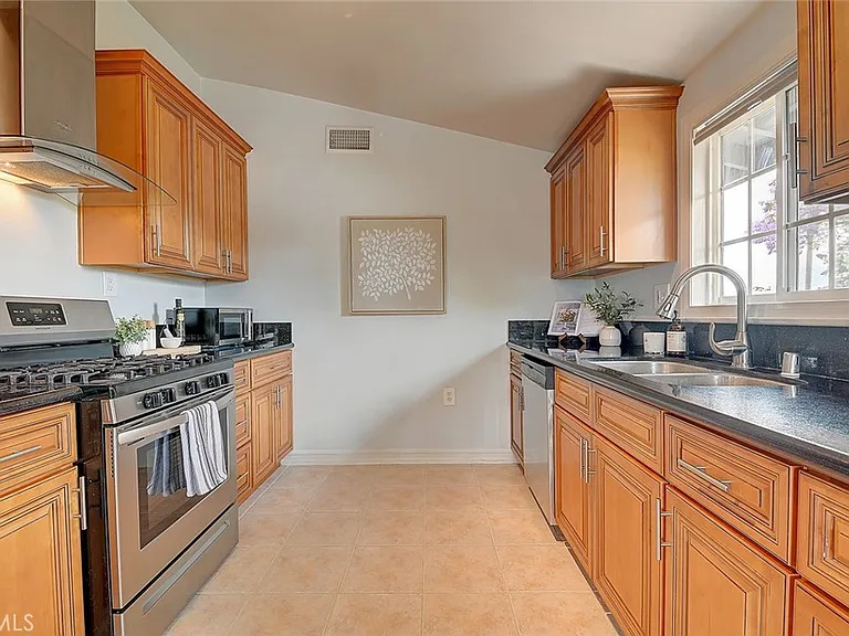 2044 W Spruce Ave — Photo 13