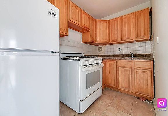 4th image of 89-23 171st St #5H