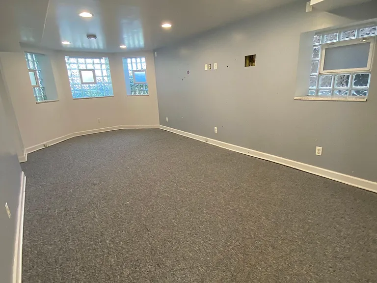FINISHED BASEMENT EXTRA ROOM)