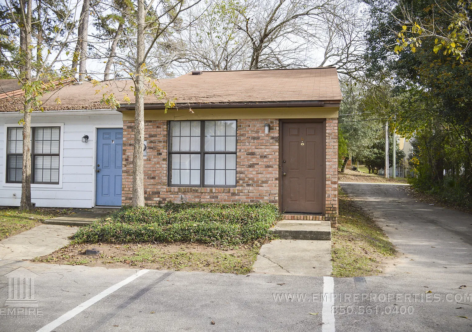Large One Bedroom Apartment — Photo 1