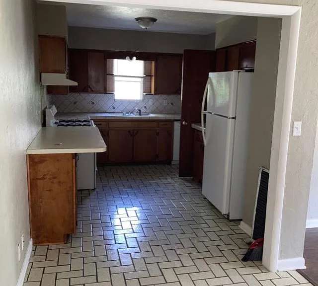 1400 Thompson Dr — Photo 8