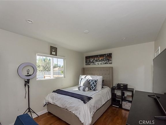 3rd image of 5803 Cartwright Ave