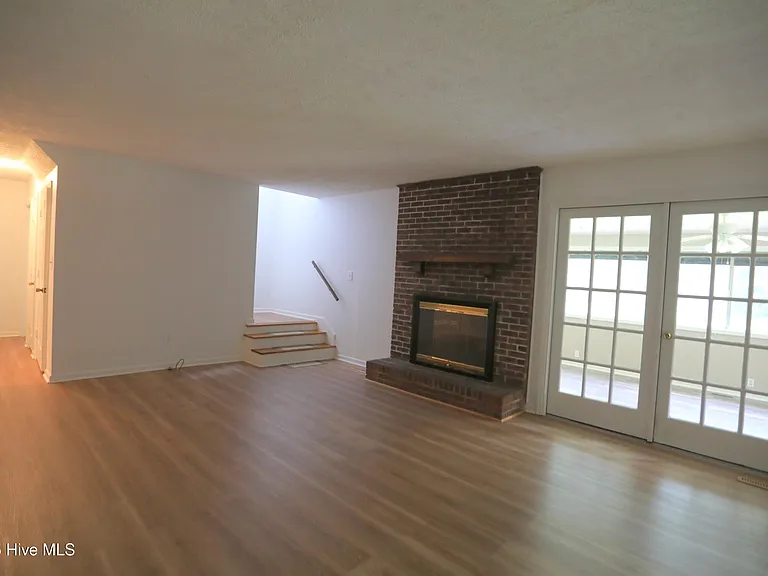 202 Haldane Dr — Photo 9