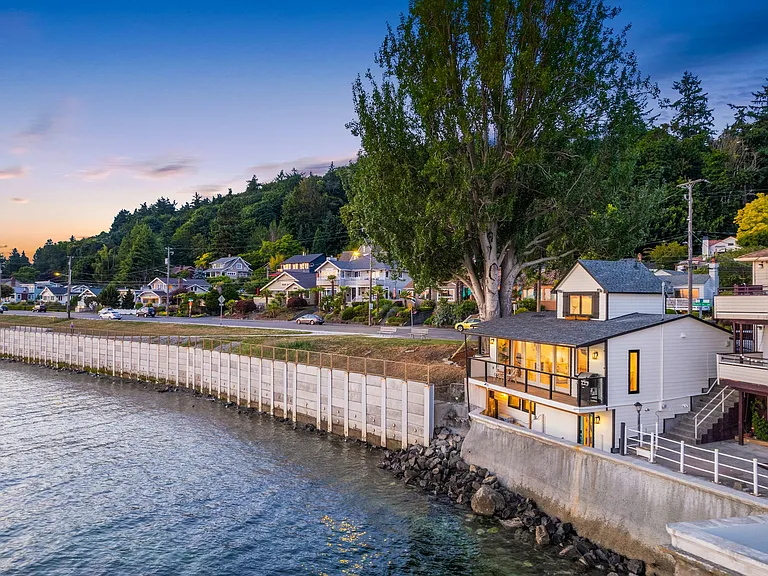 4701 Beach Dr SW — Photo 3