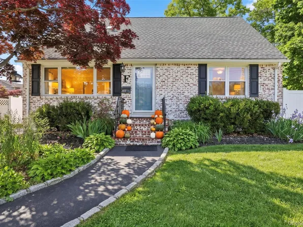 413 Pecan Street, Lindenhurst, NY 11757