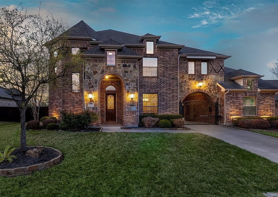 Beautiful curb appeal highligted by the stone facade and porte-co·chère leading to the courtyard