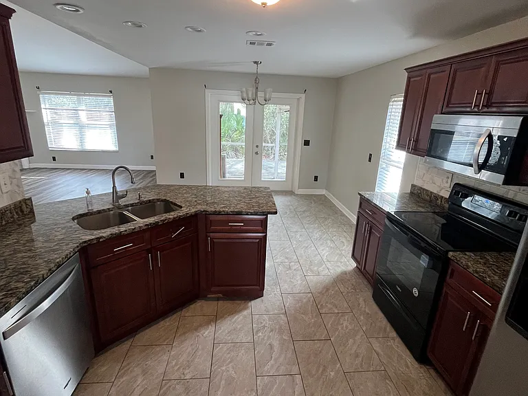 741 Palm Hammock Cir — Photo 3