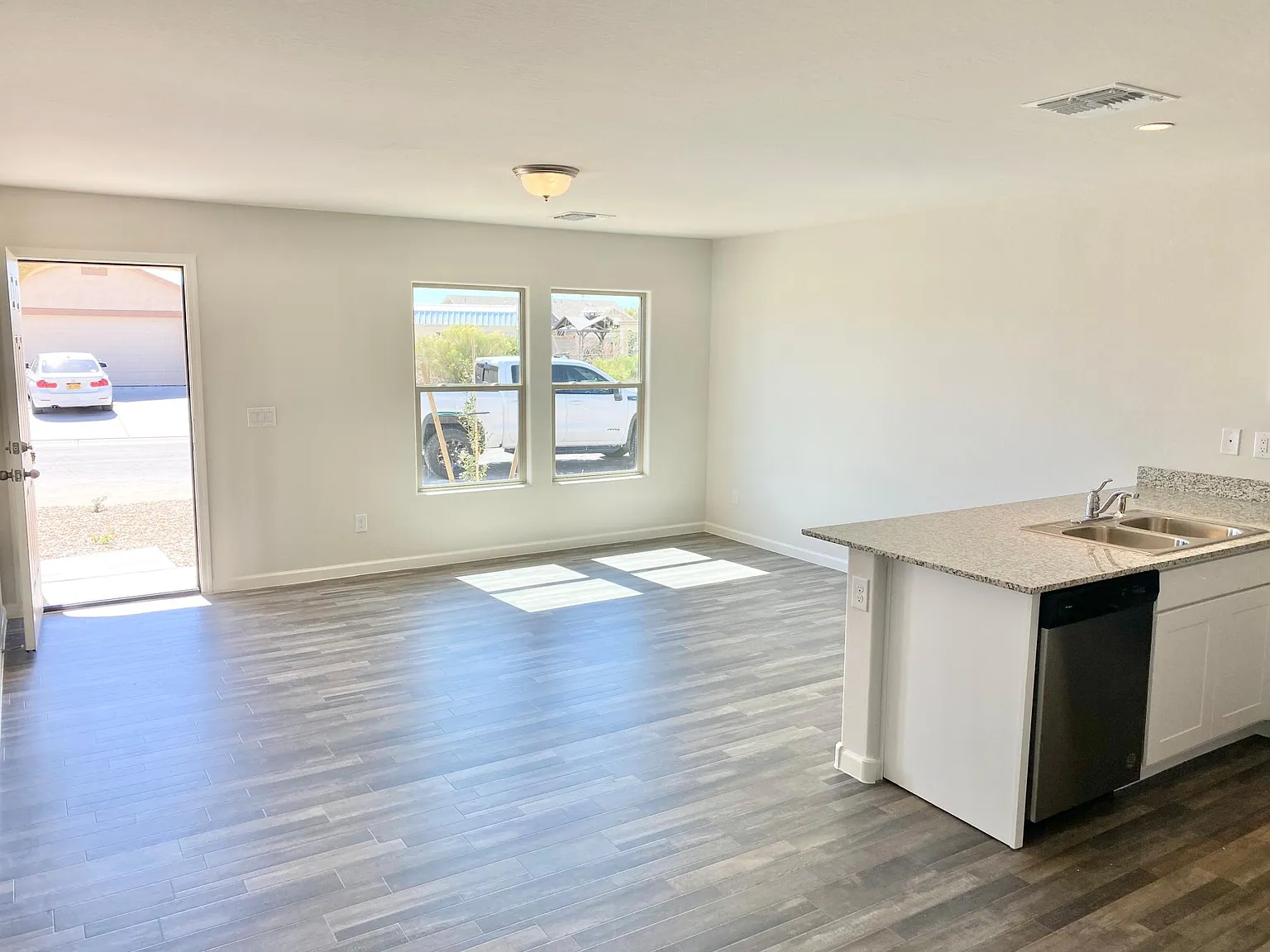 3 bed, 1000 sqft, $1,445 — Photo 4