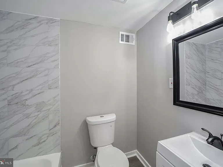 344 S Calhoun St — Photo 14
