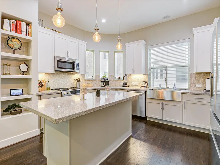 710 Clark St — Photo 17