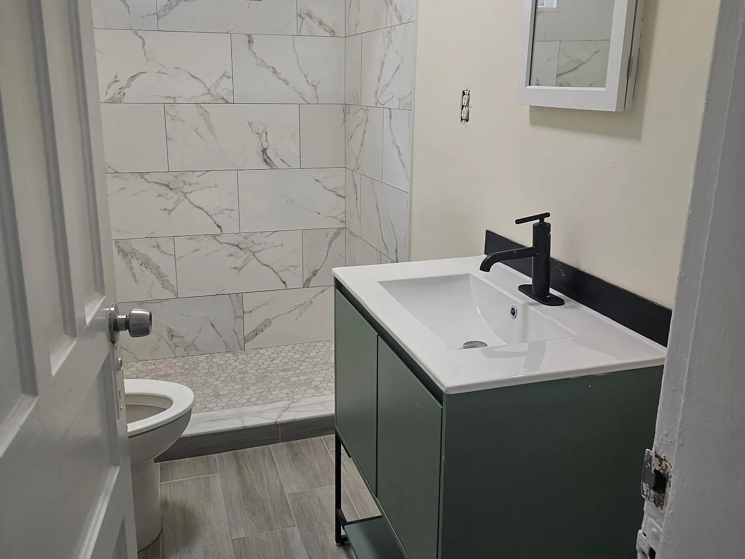 3 bed, 1200 sqft, $2,400 — Photo 3