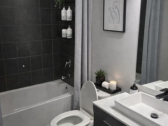 3rd image of 295 Cundles Rd E #606