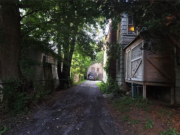 2nd image of 133 Winslow St