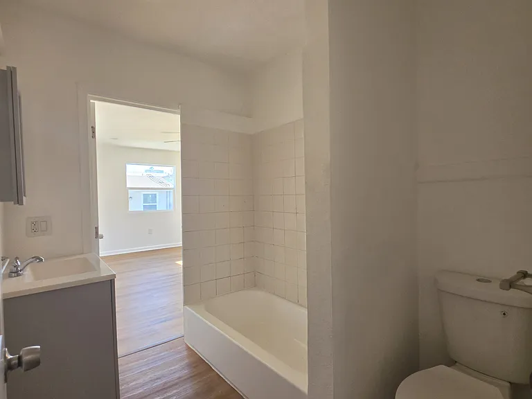 822 W 76th St — Photo 11